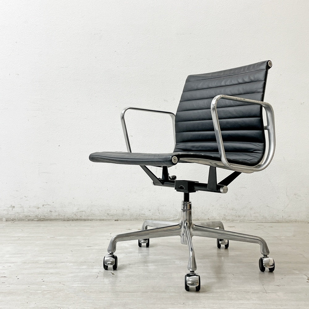 ハーマンミラー Herman Miller アルミナムグループ マネジメントチェア 本革 ブラック 5本脚 キャスター付 C&R イームズ ●