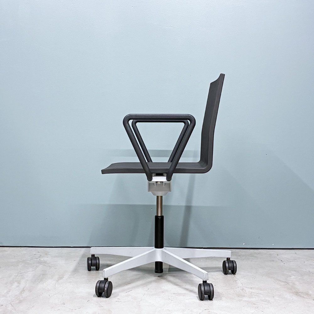 ヴィトラ vitra ゼロフォー 04. スタジオチェア デスクチェア アームレスト付 ブラック マールテン・ヴァン・セーヴェレン 昇降機能 定価202,400円 ◎