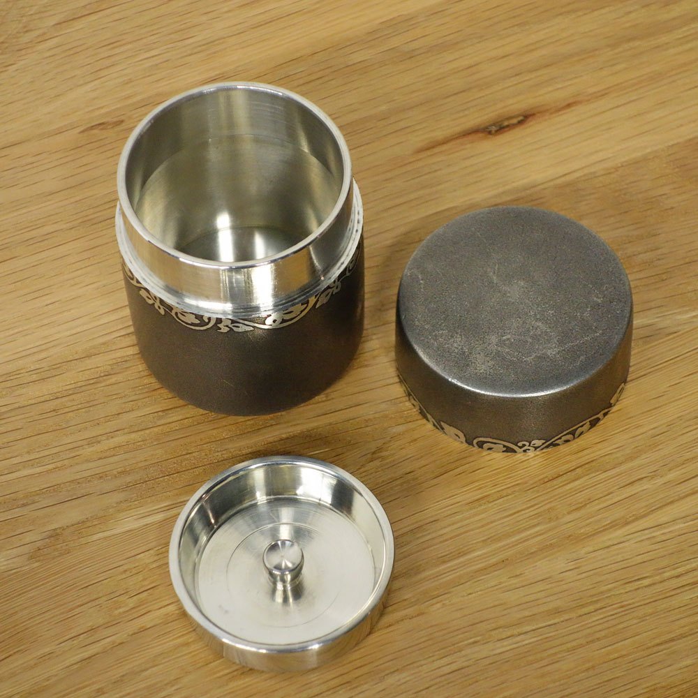 薩摩錫器 登六作 茶筒 正錫岩切 岩切美巧堂 唐草模様 工芸品 ◎
