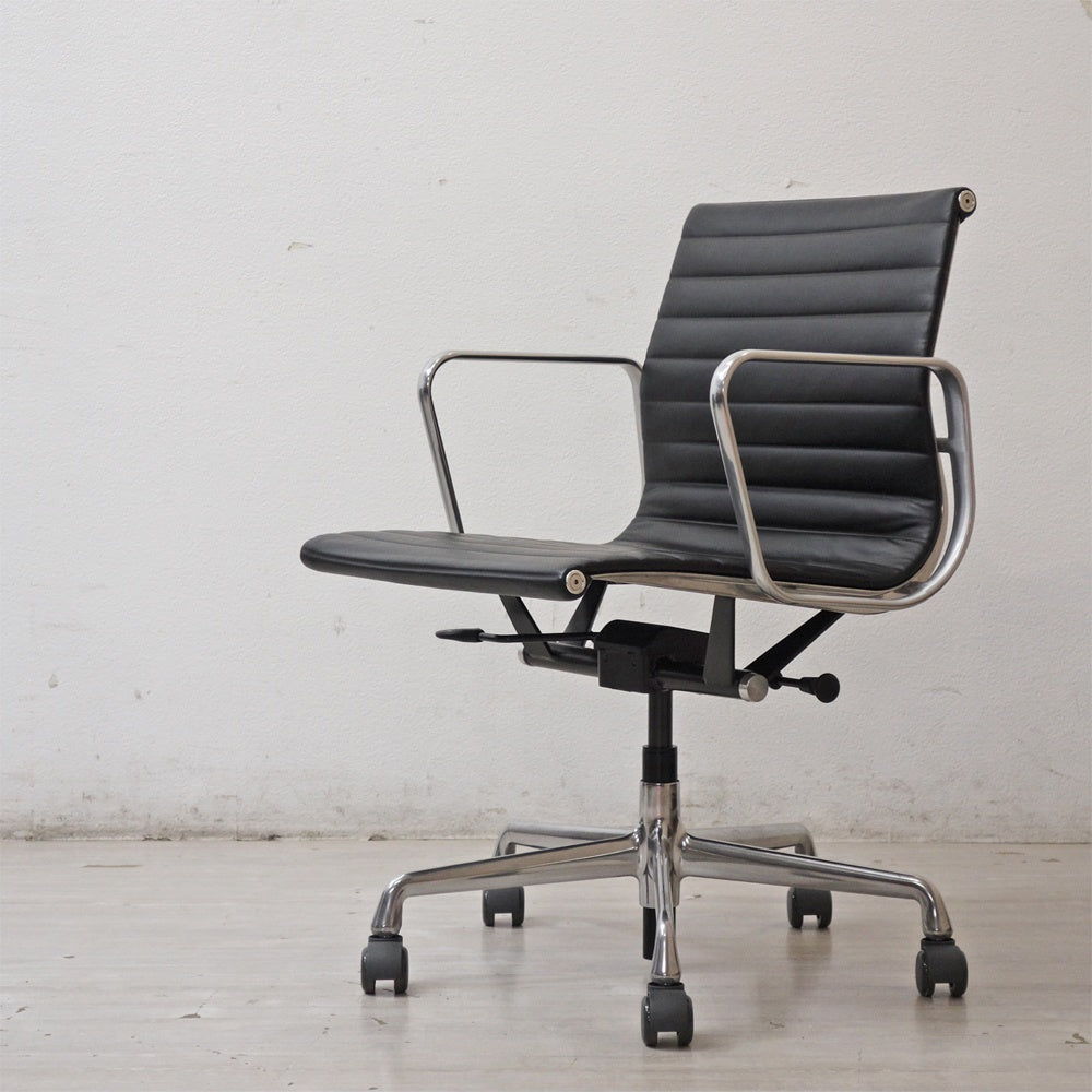 ハーマンミラー Herman Miller イームズアルミナムグループチェア マネージメントチェア アルミバフベース ガス圧昇降仕様 5本脚 キャスタータイプ 本革 イームズ C ●