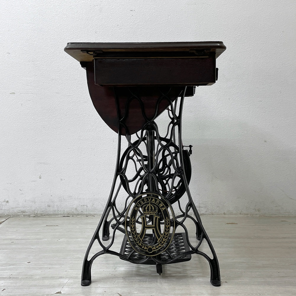 ハスクバーナ HUSQVARNA 足踏み 刺繍ミシン 網目 鋳物脚 鍵付き スウェーデンビンテージ ●