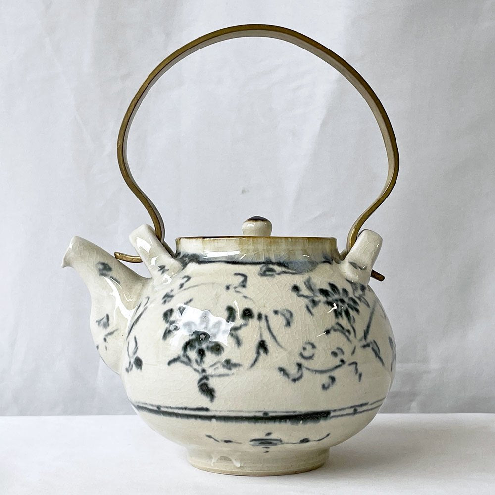 藤田佳三 染付急須 ポット 把手付き 陶器 真鍮 植物 花 現代作家 ◇