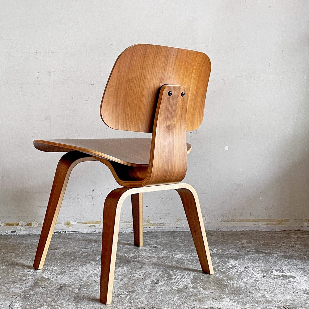 ハーマンミラー Herman Miller プライウッドダイニングチェア ウッドレッグ DCW  ウォールナット イームズ ミッドセンチュリー 定価￥231,000- ■