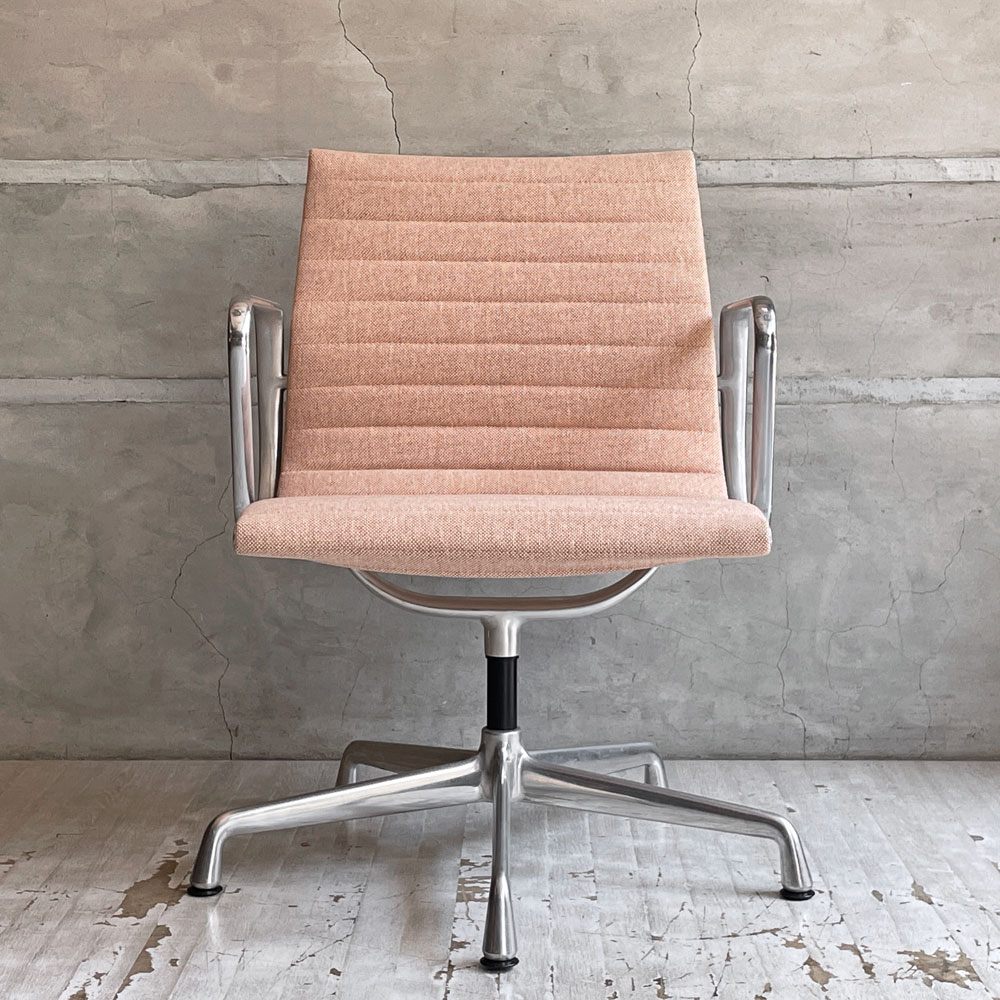 ハーマンミラー Herman Miller イームズアルミナムグループ マネジメントチェア デスクチェア マハラム生地 ペールピンク アルミバフベース 5本脚 固定脚 昇降無し イームズ ♪