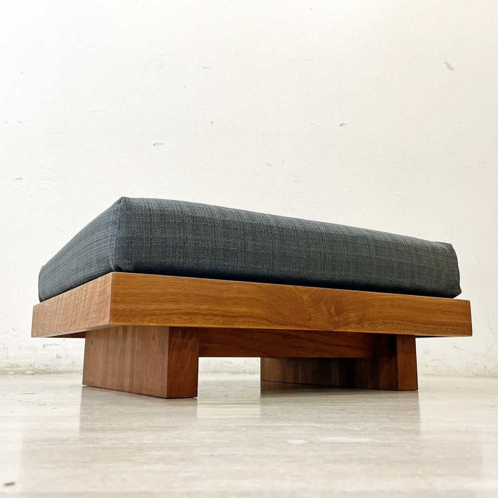 モダンデザイン Modern Design オットマン スツール 70×60cm  グレー ファブリック ウォールナット ●