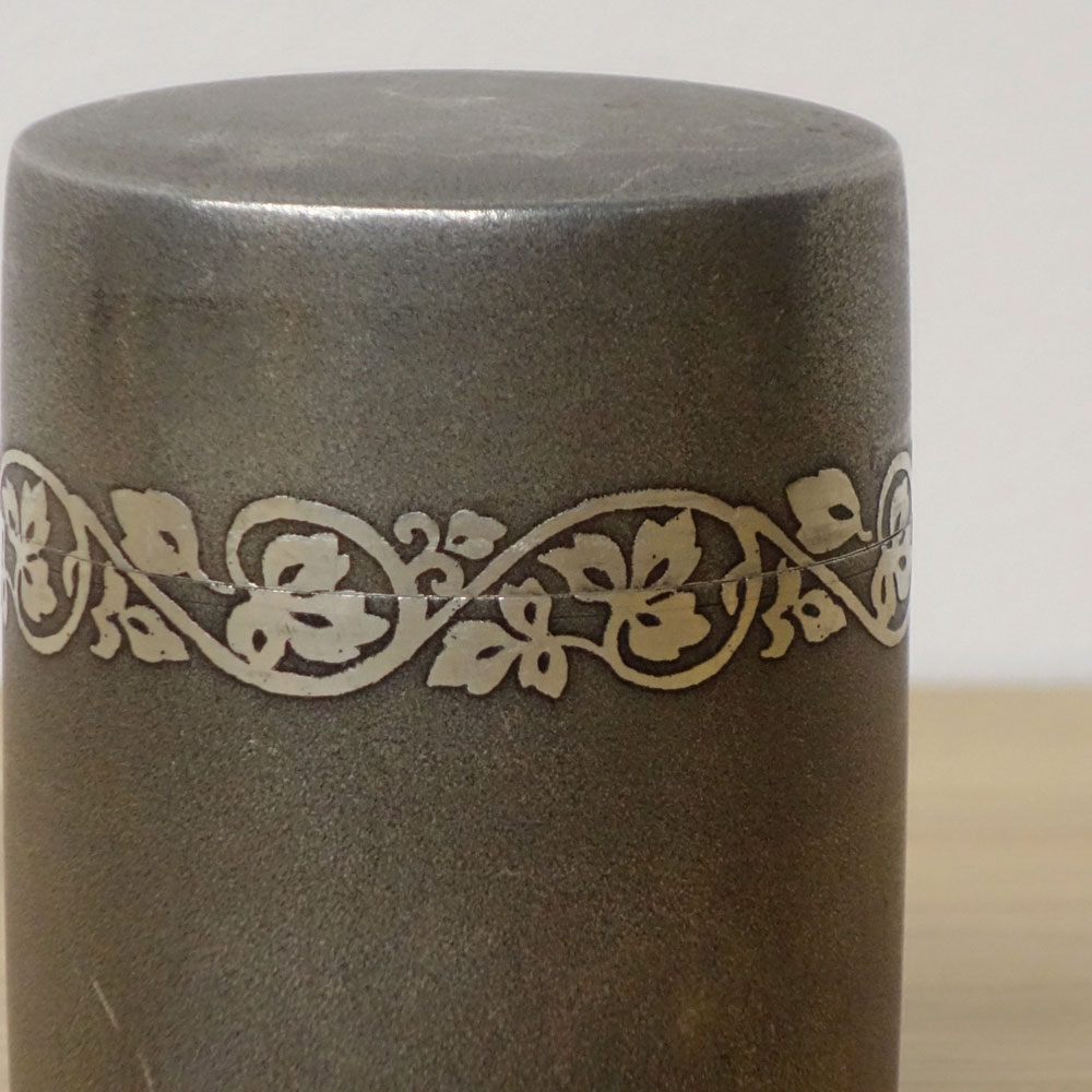 薩摩錫器 登六作 茶筒 正錫岩切 岩切美巧堂 唐草模様 工芸品 ◎