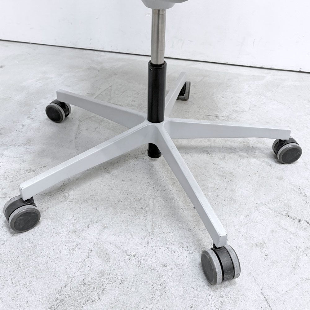 ヴィトラ vitra ゼロフォー 04. スタジオチェア アームレスト付 マールテン・ヴァン・セーヴェレン 昇降機能 ブラック ●