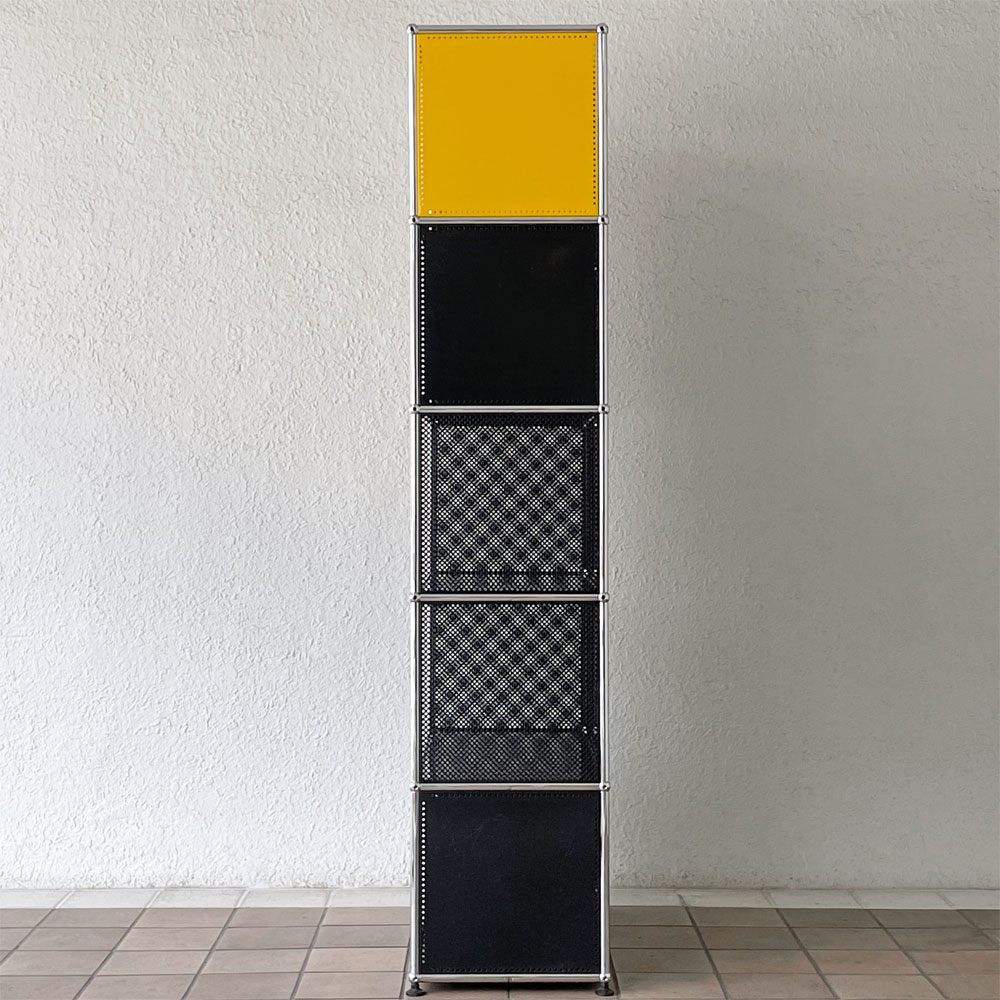 ユーエスエムハラー USMハラー USM Haller モジュラーファニチャー キャビネット シェルフ 1列5段 オープン W77×D37cm ブラック×ゴールデンイエロー パンチング×ガラスパネル 参考価格281,427円以上 ◇