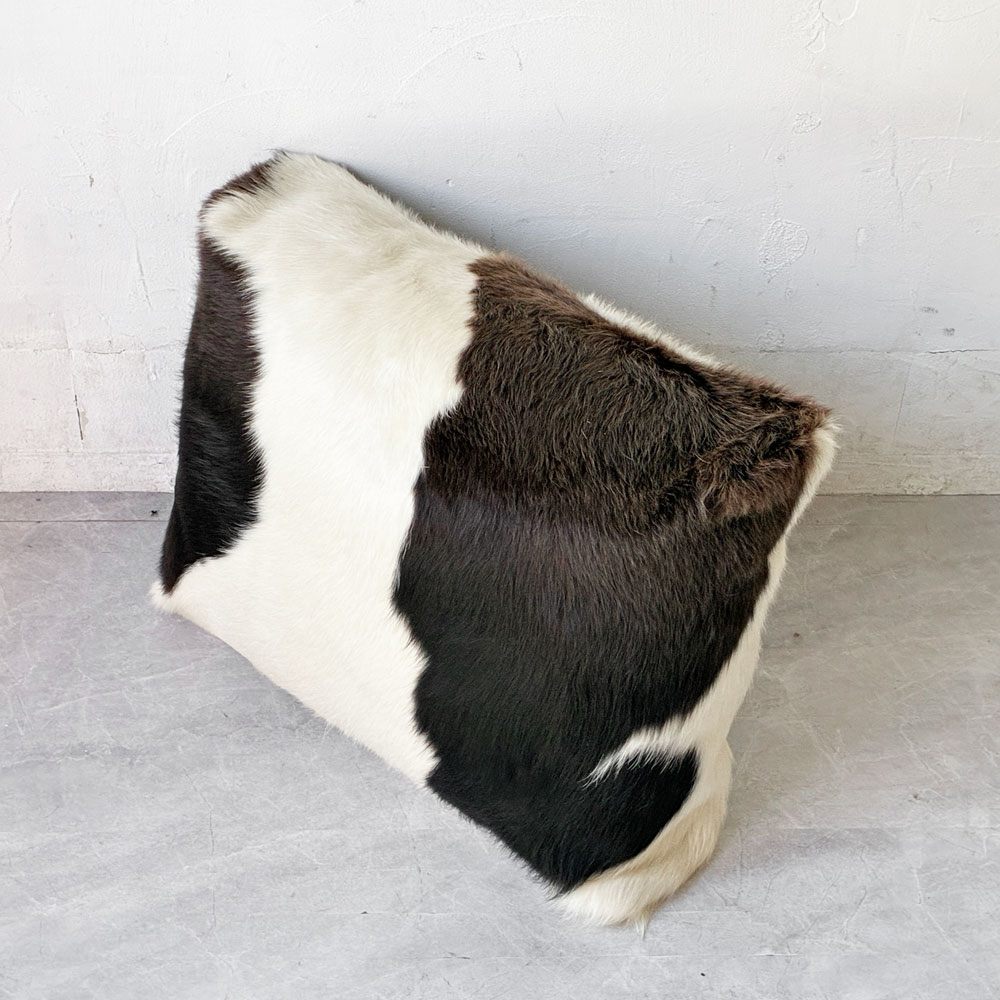 カウクッション 牛革 カウハイド ソファクッション フェザー 毛皮 ハラコ ダークブラウン×ホワイト 65×47㎝ モダン C ★