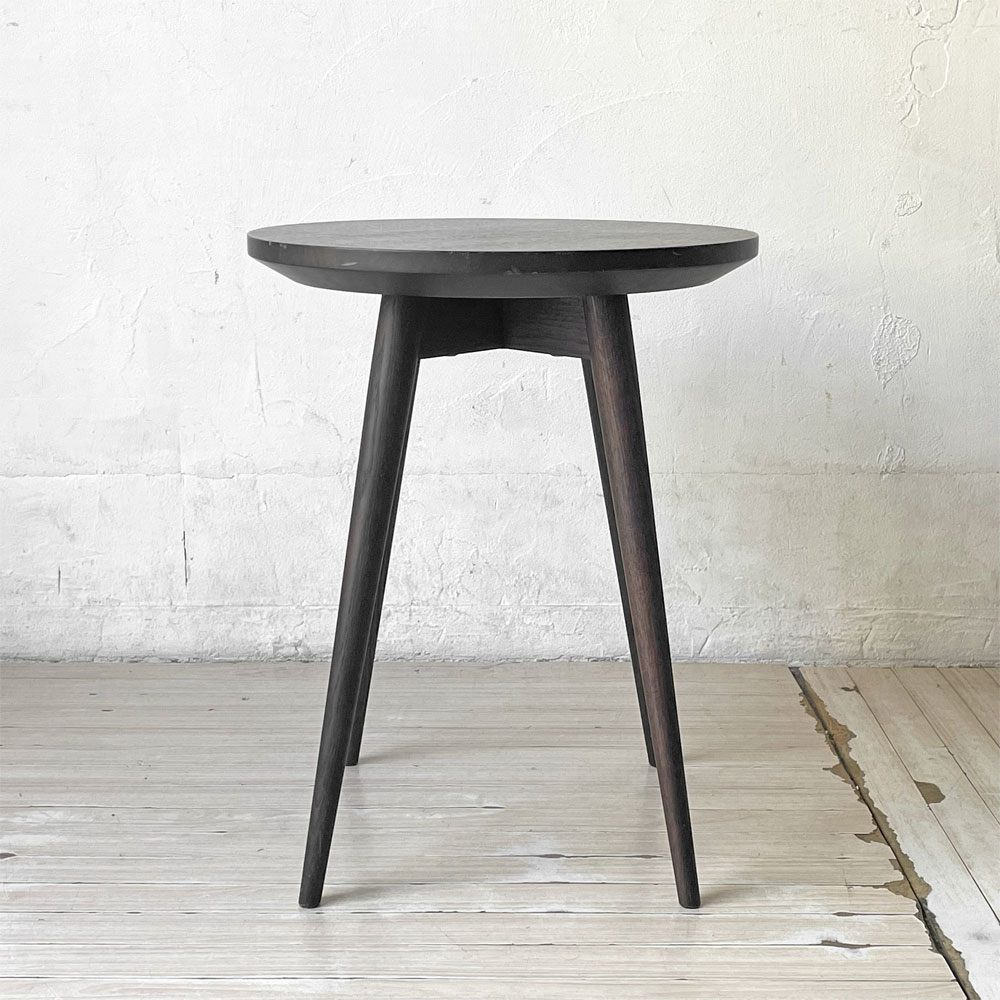 冨士ファニチア FUJI FURNITURE ナギ Nagi サイドテーブル T04510S オーク材 ダークブラウン 天板Φ40cm 小林幹也 ★