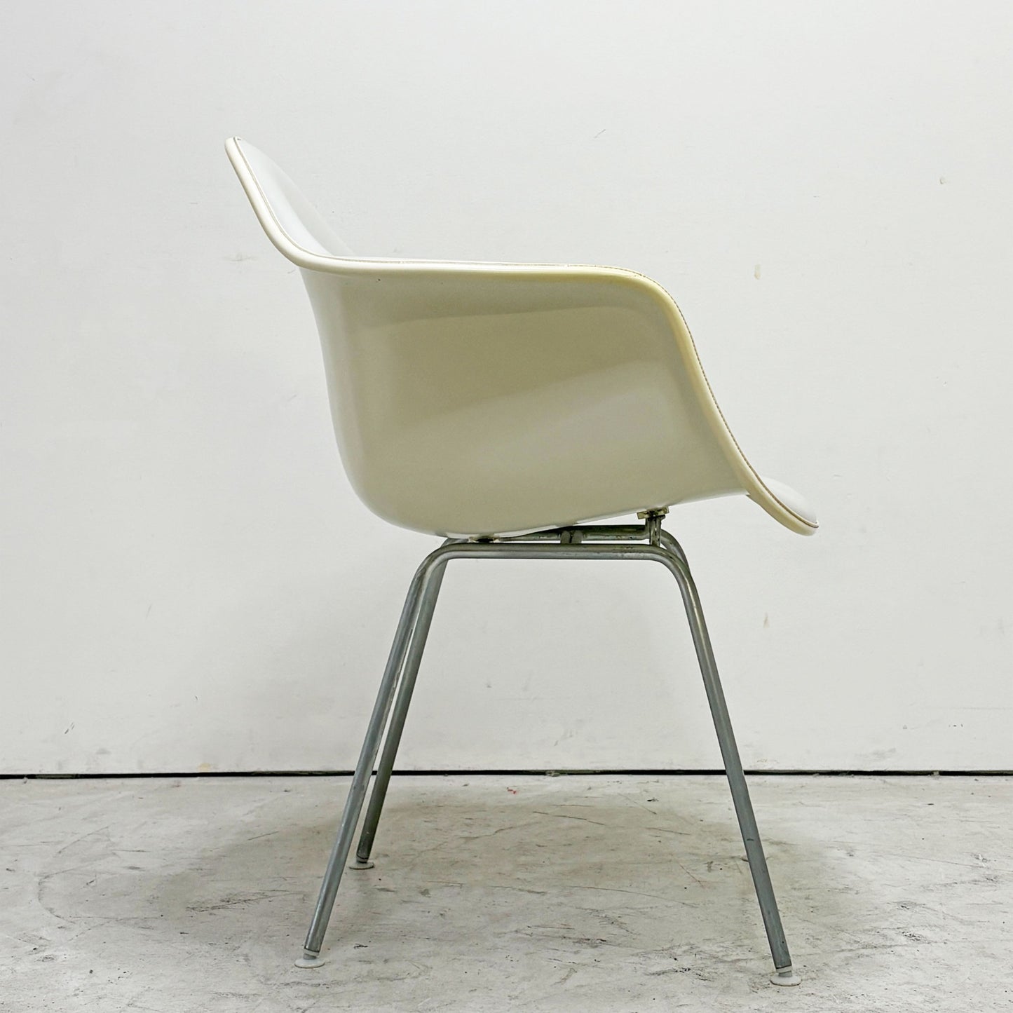 ハーマンミラー Herman Miller アームシェルチェア 2nd ビンテージ FRP製 PVCレザー グレー Hベース C&R イームズ ミッドセンチュリー ●