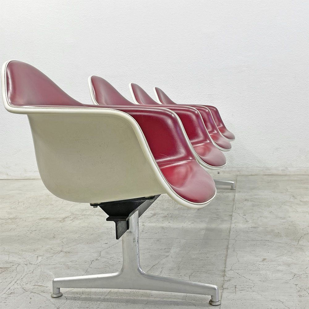 ハーマンミラー Herman Miller ビンテージ エアポートベンチ タンデムシート 4連 アームシェル 2nd PVCレザー イームズ 希少 〓