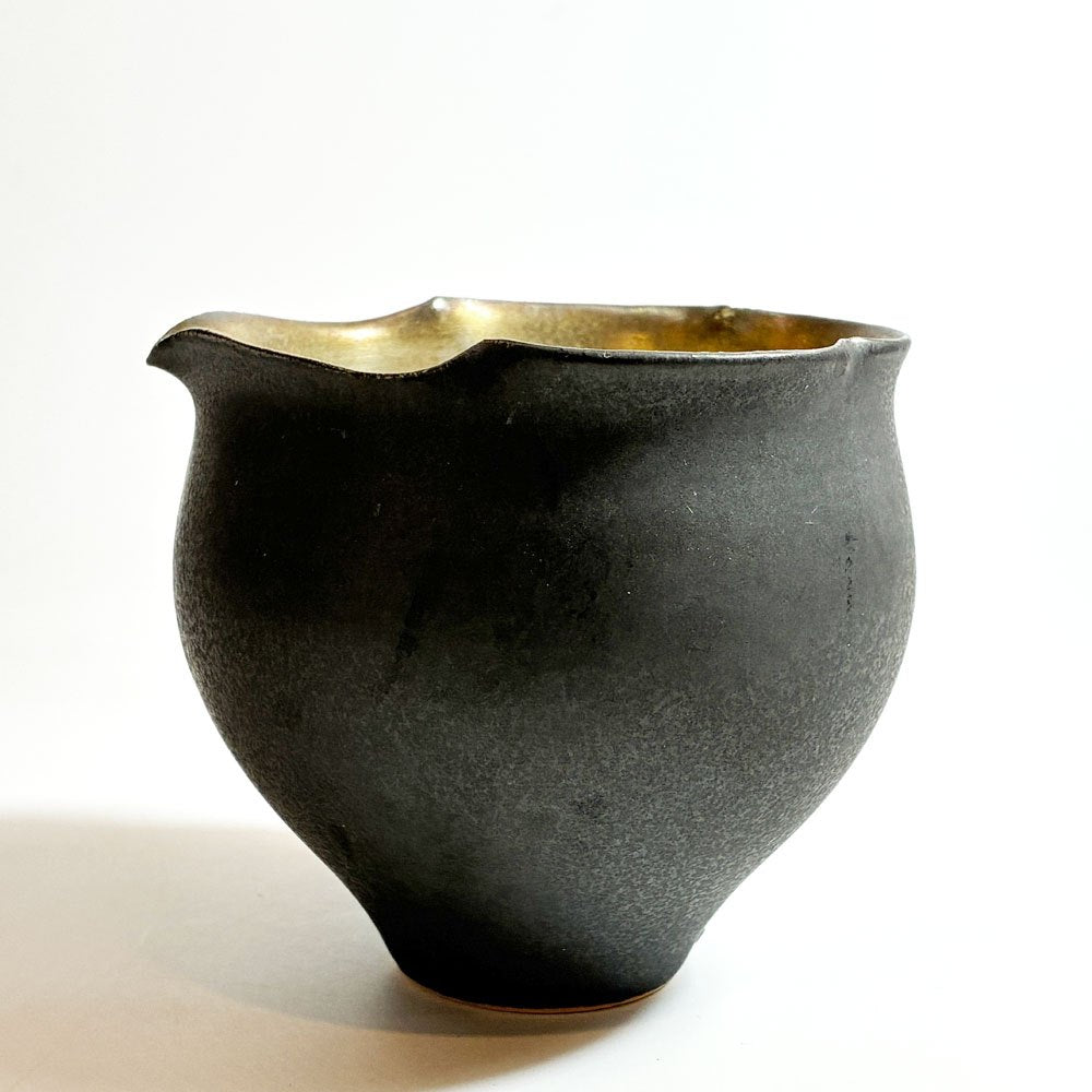 木下和美 黒釉輪花 片口 カップ 金彩 黒釉 磁器 Φ9.5cm 現代作家 ★