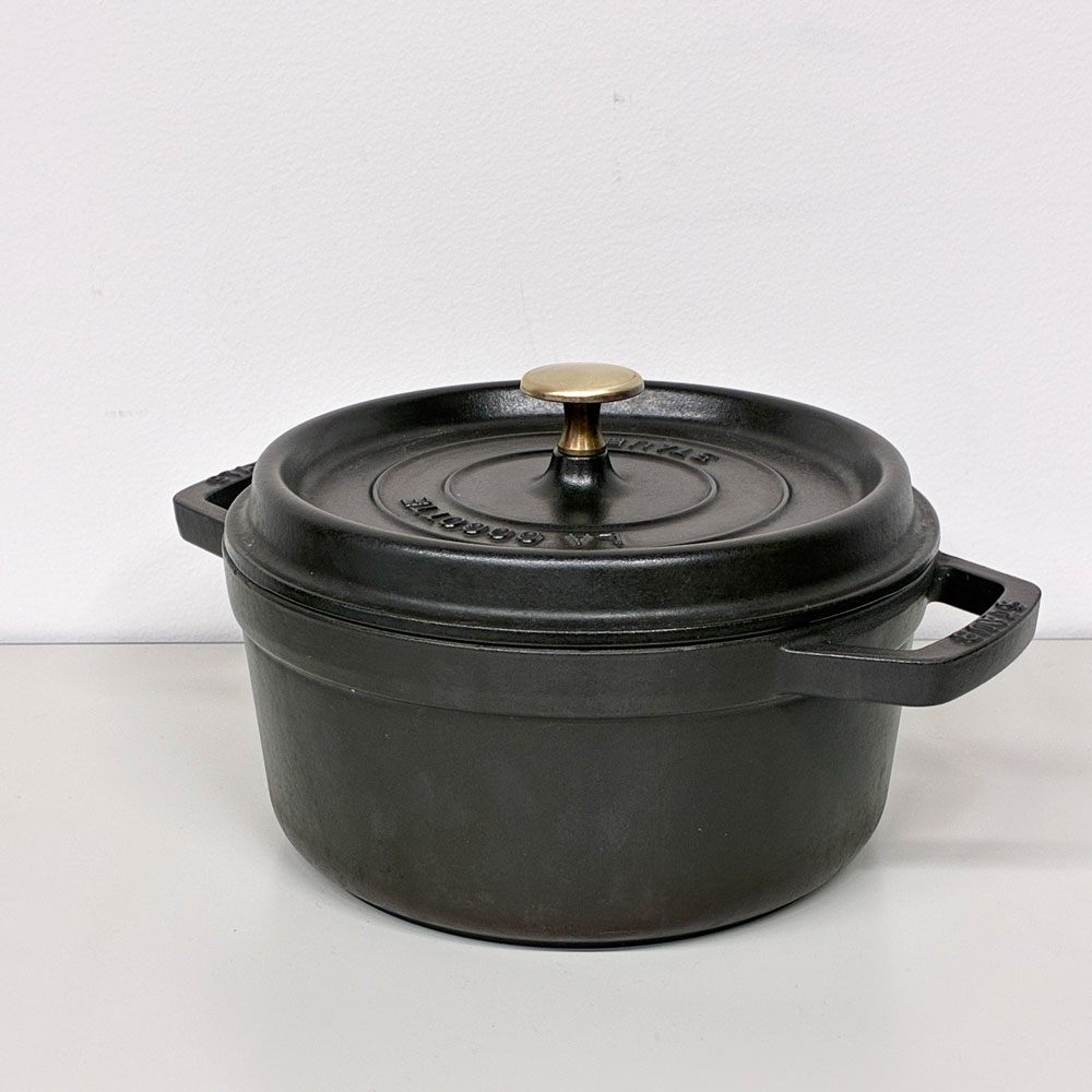ストウブ STAUB ピコ ココット ラウンド 両手鍋 ブラック 22cm 鋳物 キャセロール ガス オーブン IH対応 フランス ◎
