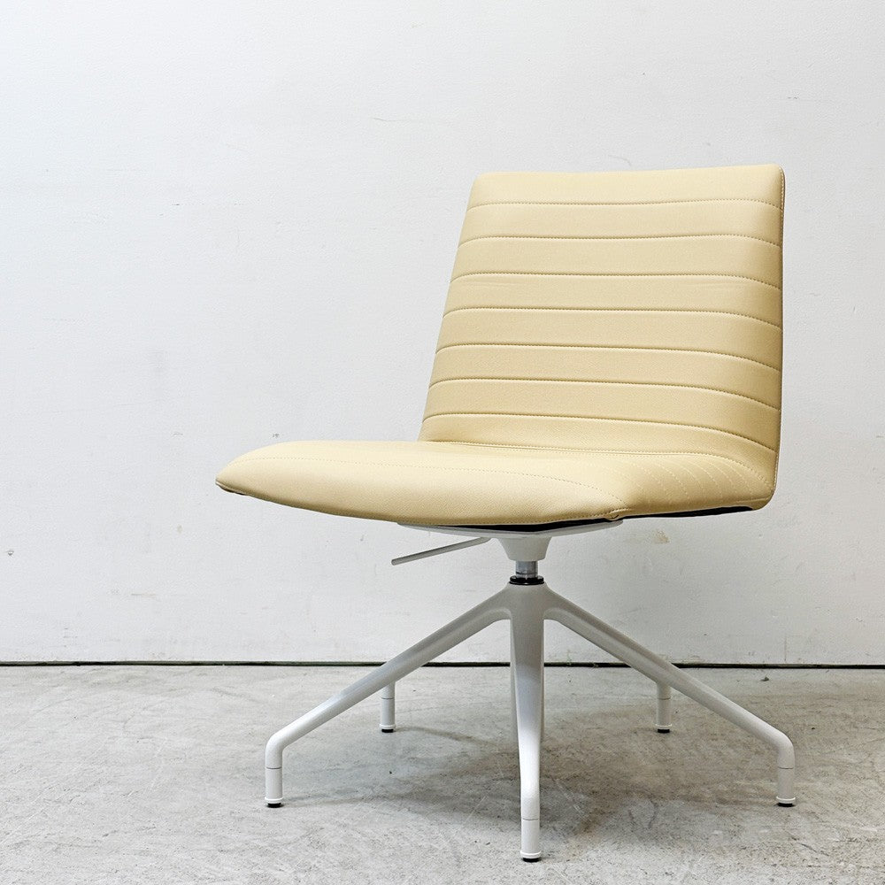 アンドリューワールド Andreu World フレックス エグゼクティブ Flex Executive ローバックチェア 回転式スターベース 本革 参考定価278,630円 ●