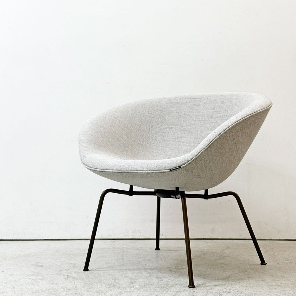 フリッツハンセン Fritz Hansen ポットチェア 3318 POT ラウンジチェア ファブリック クリスチャンハウン ベージュ ブラウンブロンズレッグ アルネ・ヤコブセン デンマーク 定価￥297,880- 展示品 ●