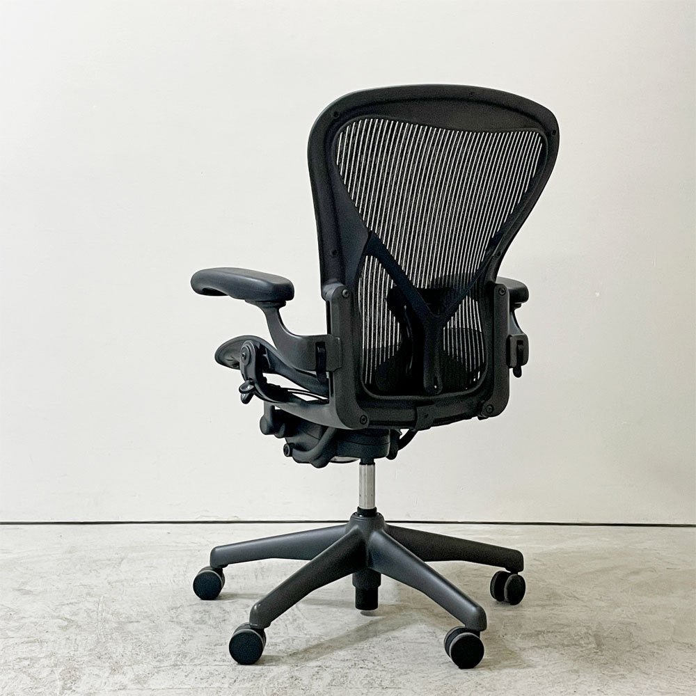 ハーマンミラー Herman Miller アーロンチェア Bサイズ ポスチャーフィット ヘッドレスト付き フル装備 グラファイト ビル・スタンフ＆ドン・チャドウィック ●