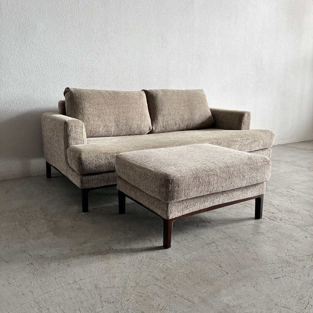j.s.F ジャーナルスタンダードファニチャー journal standard Furniture ジェーエフケー JFK 2p ソファ W1700 + 別売 オットマン スツール 付き USビンテージスタイル ミッドセンチュリーモダンテイスト 二人掛け 合計参考価格235,400円の品 A 〓