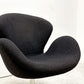 スワンチェア SWAN CHAIR ラウンジチェア アルネ・ヤコブセン Arne Jacobsen ブラック系 ファブリック スウィベル式 リプロダクト デンマークデザイン ●