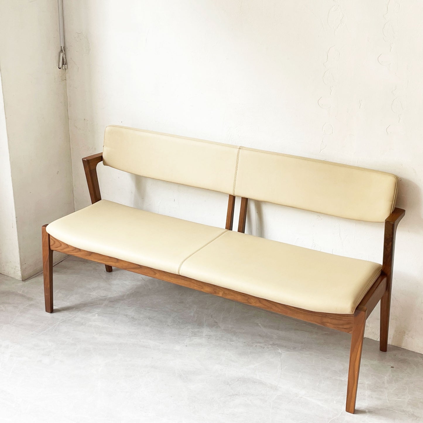 富士ファニチア FUJI FURNITURE コティ Koti 背付2人掛けベンチ W140cm ウォールナット材 レザー 北欧デザイン 参考価格￥180.400- ★