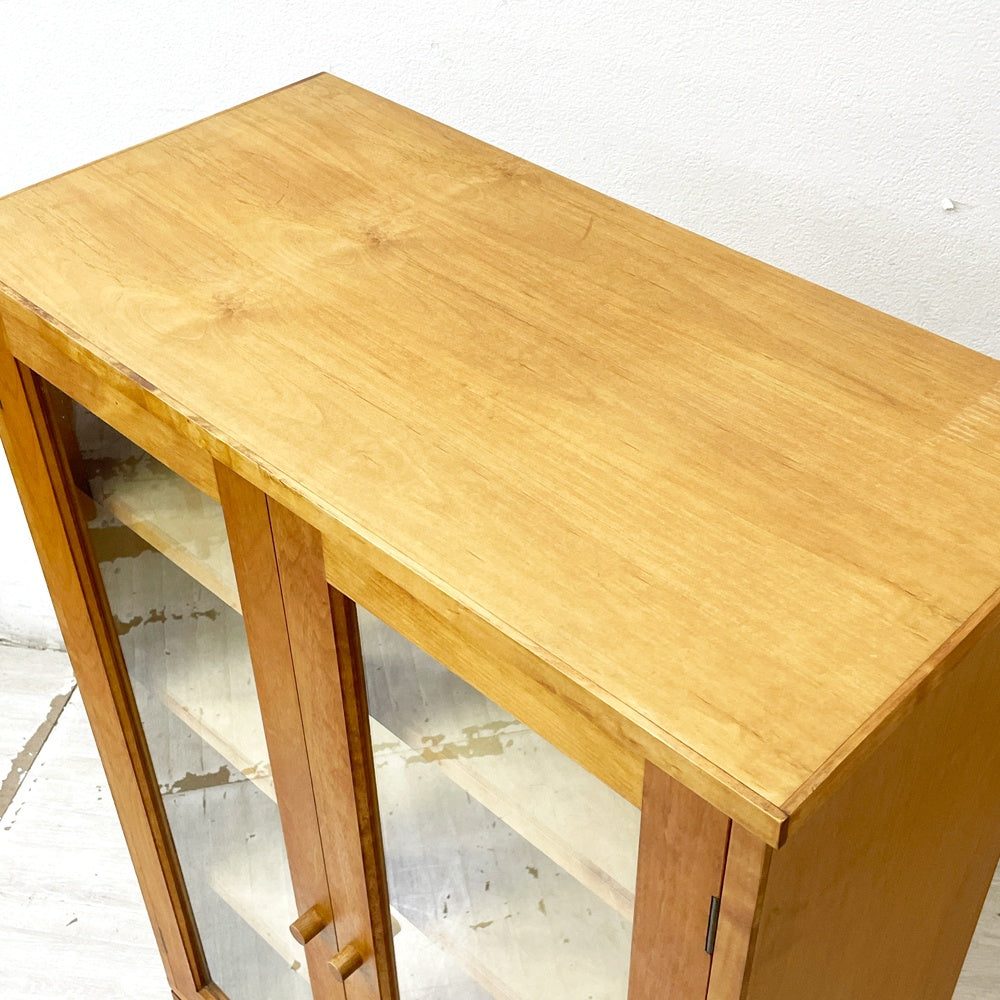 イクスス ikususu FURNITURE ガラスキャビネット 飾り棚 本棚 アルダー材 ナチュラルモダン 廃番 ●