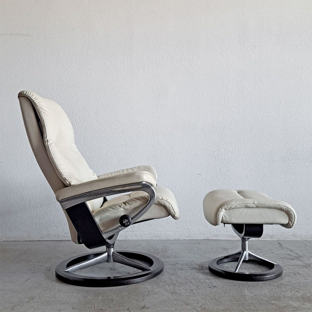 エコーネス EKORNES ビュー View ストレスレスチェア stressless リクライニングチェア シグニチャーベース Mサイズ オットマン付き 牛革 定価513,700円 〓
