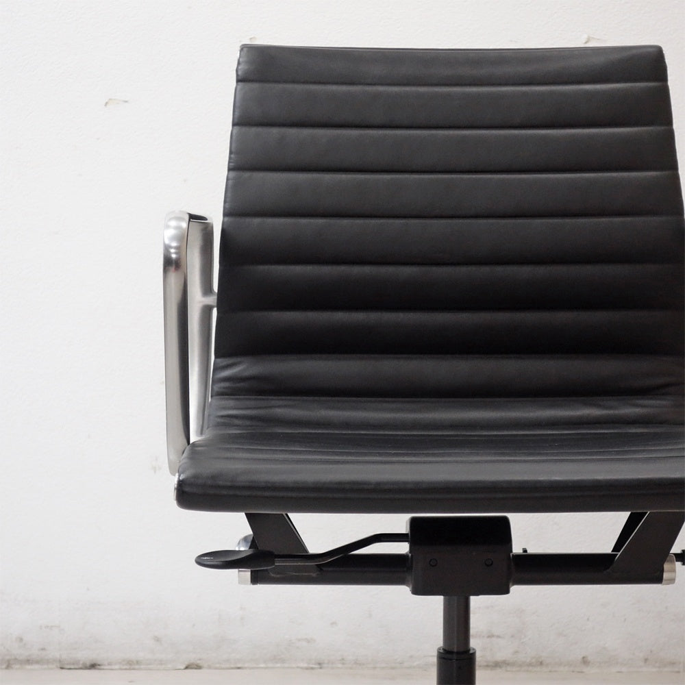 ハーマンミラー Herman Miller イームズアルミナムグループチェア マネージメントチェア アルミバフベース ガス圧昇降仕様 5本脚 キャスタータイプ 本革 イームズ D ●