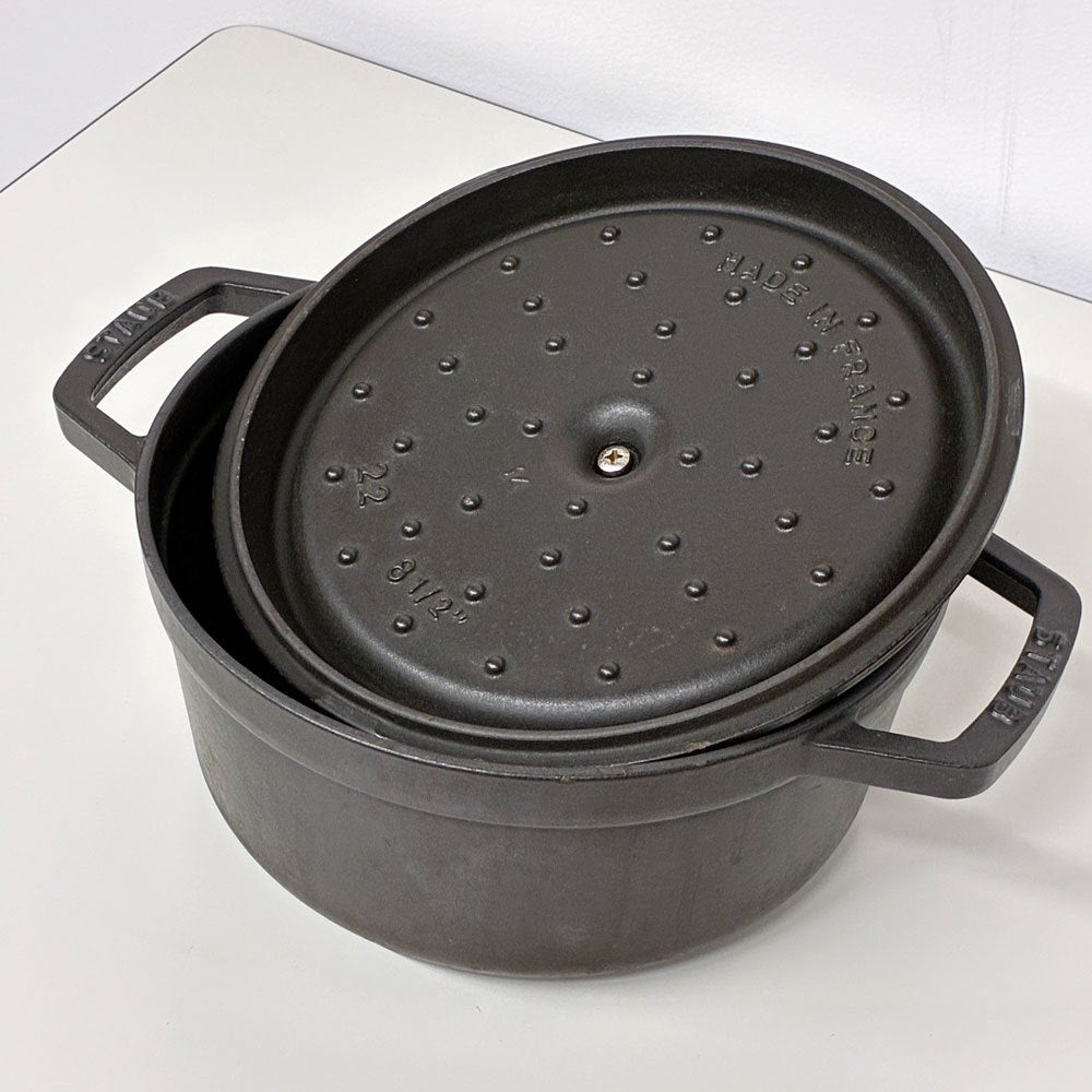 ストウブ STAUB ピコ ココット ラウンド 両手鍋 ブラック 22cm 鋳物 キャセロール ガス オーブン IH対応 フランス ◎