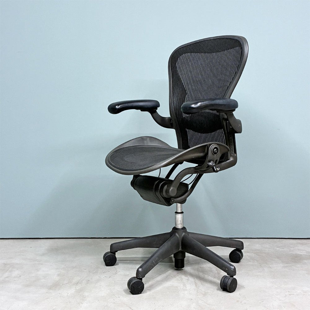 ハーマンミラー Herman Miller アーロンチェア Bサイズ フル装備 ランバーサポート グラファイトベース ビル・スタンフ＆ドン・チャドウィック 現状品 ◎