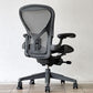 ハーマンミラー Herman Miller アーロンチェア デスクチェア リマスタード ライト Bサイズ グラファイトベース ビル・スタンフ ＆ ドン・チャドウィック ポスチャーフィット ◇