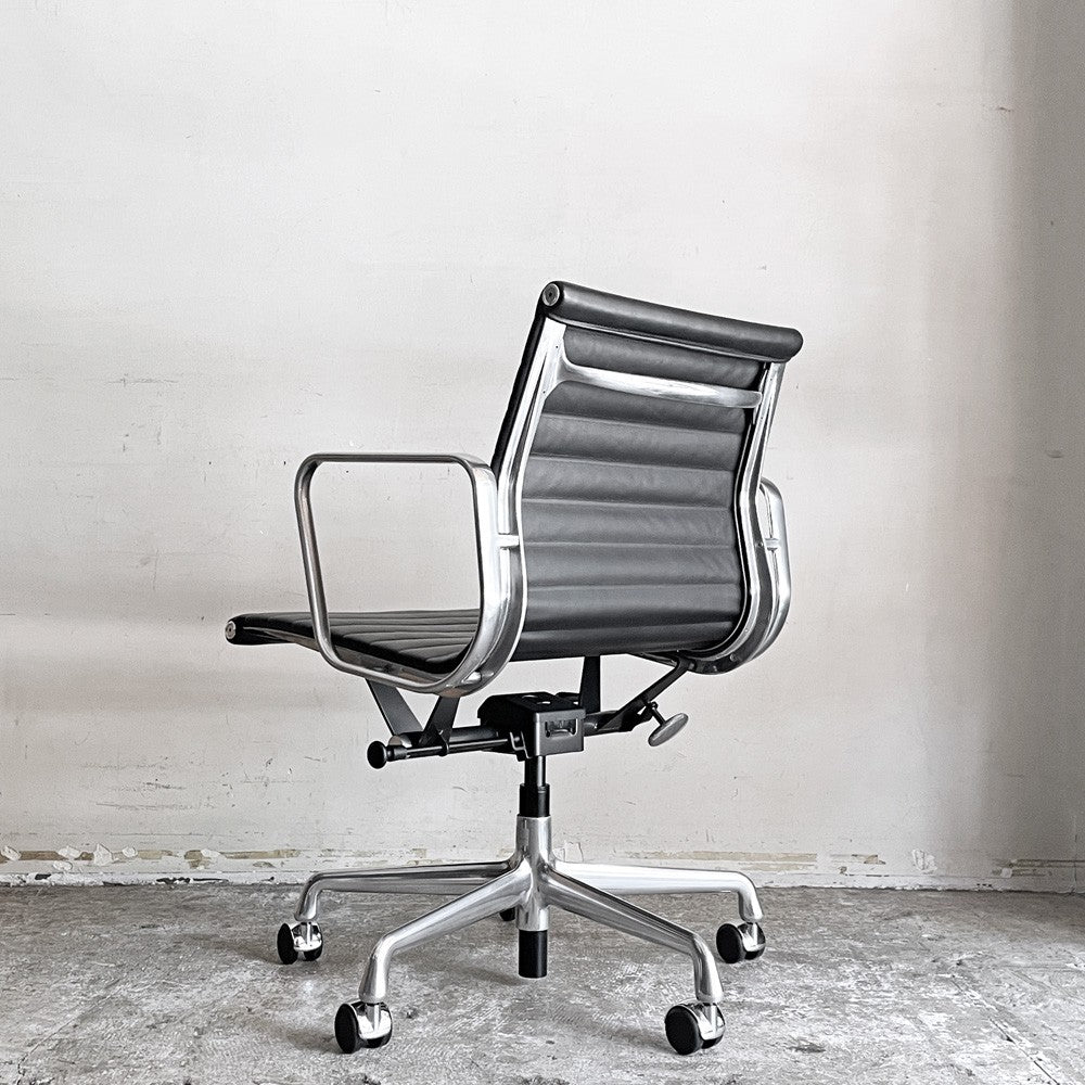 ハーマンミラー Herman Miller イームズアルミナムグループチェア マネージメントチェア アルミバフベース ガス圧昇降仕様 5本脚 キャスタータイプ 本革 イームズ ■