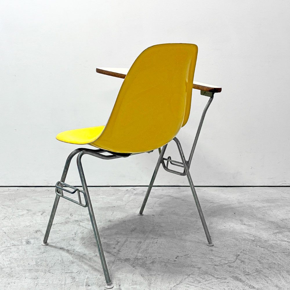 ハーマンミラー Herman Miller サイドシェルチェア セカンド 2ndビンテージ FRP イエロー 肘掛けテーブル付 スクールベース イームズ ●