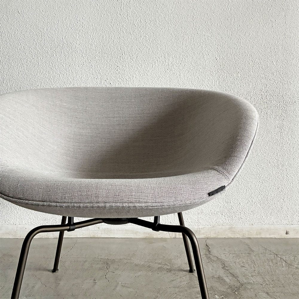 フリッツハンセン Fritz Hansen ポットチェア 3318 POT ラウンジチェア ファブリック クリスチャンハウン ベージュ ブラウンブロンズレッグ アルネ・ヤコブセン デンマーク 定価￥297,880- 展示品 〓