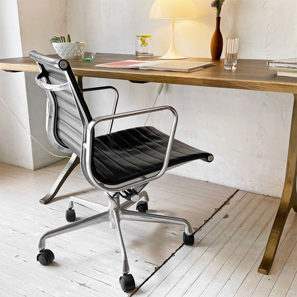 ハーマンミラー Herman Miller アルミナムグループ マネジメントチェア 本革 5本脚 C&Rイームズ ミッドセンチュリー 定価￥400,400- ★