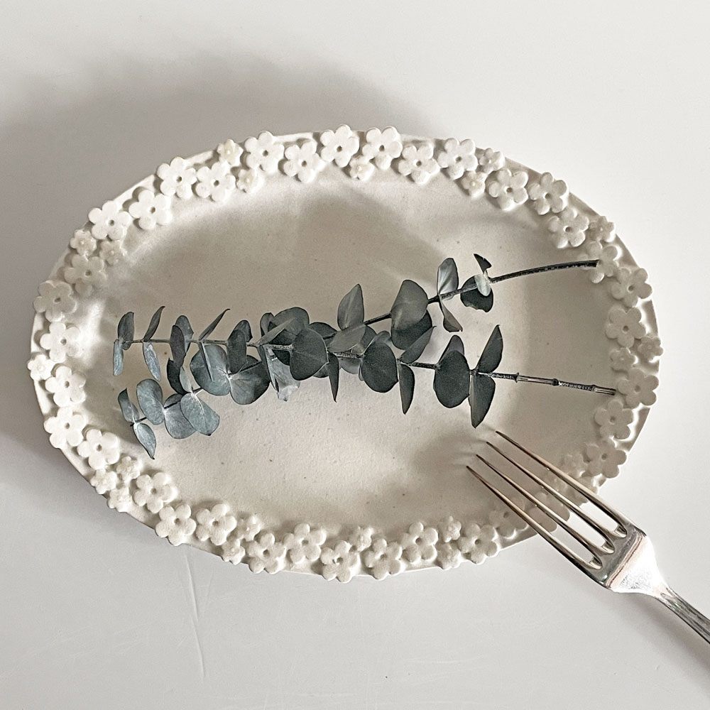 智工房 佐野智子 小花の楕円プレート オーバル皿 ホワイト系 平皿 陶器 半磁器 約23cm 現代作家 ■