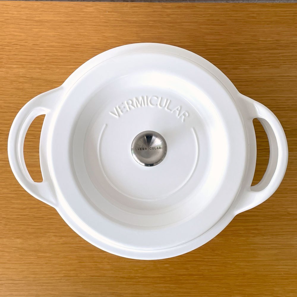 バーミキュラ Vermicular オーブンポットラウンド 22cm 鋳物ホーロー鍋 両手鍋 無水鍋 日本製 パールホワイト レシピ本＆箱付 ◇