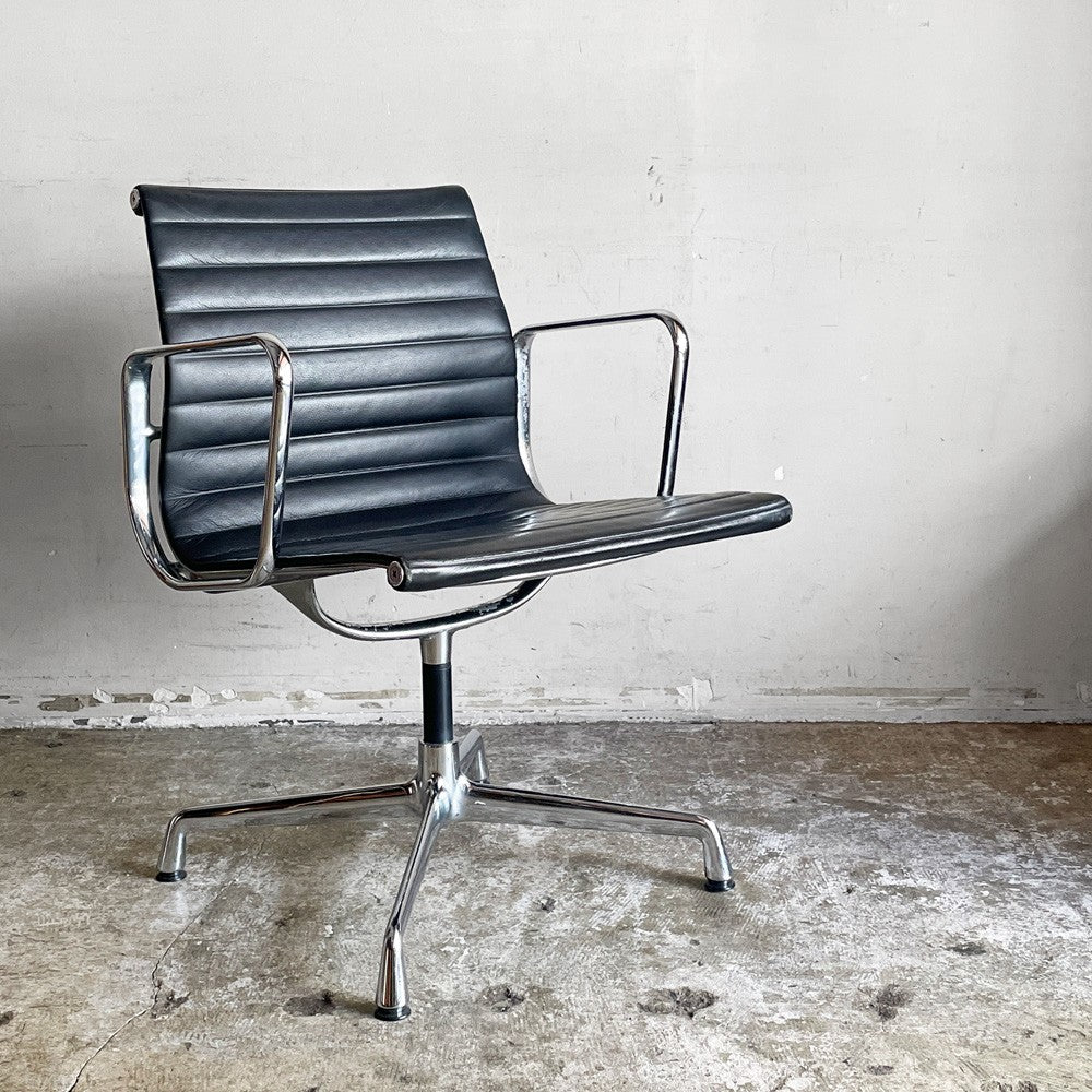 ヴィトラ vitra イームズアルミナムグループ マネジメントチェア デスクチェア 本革 固定脚 4本脚 グライズ C&Rイームズ ■