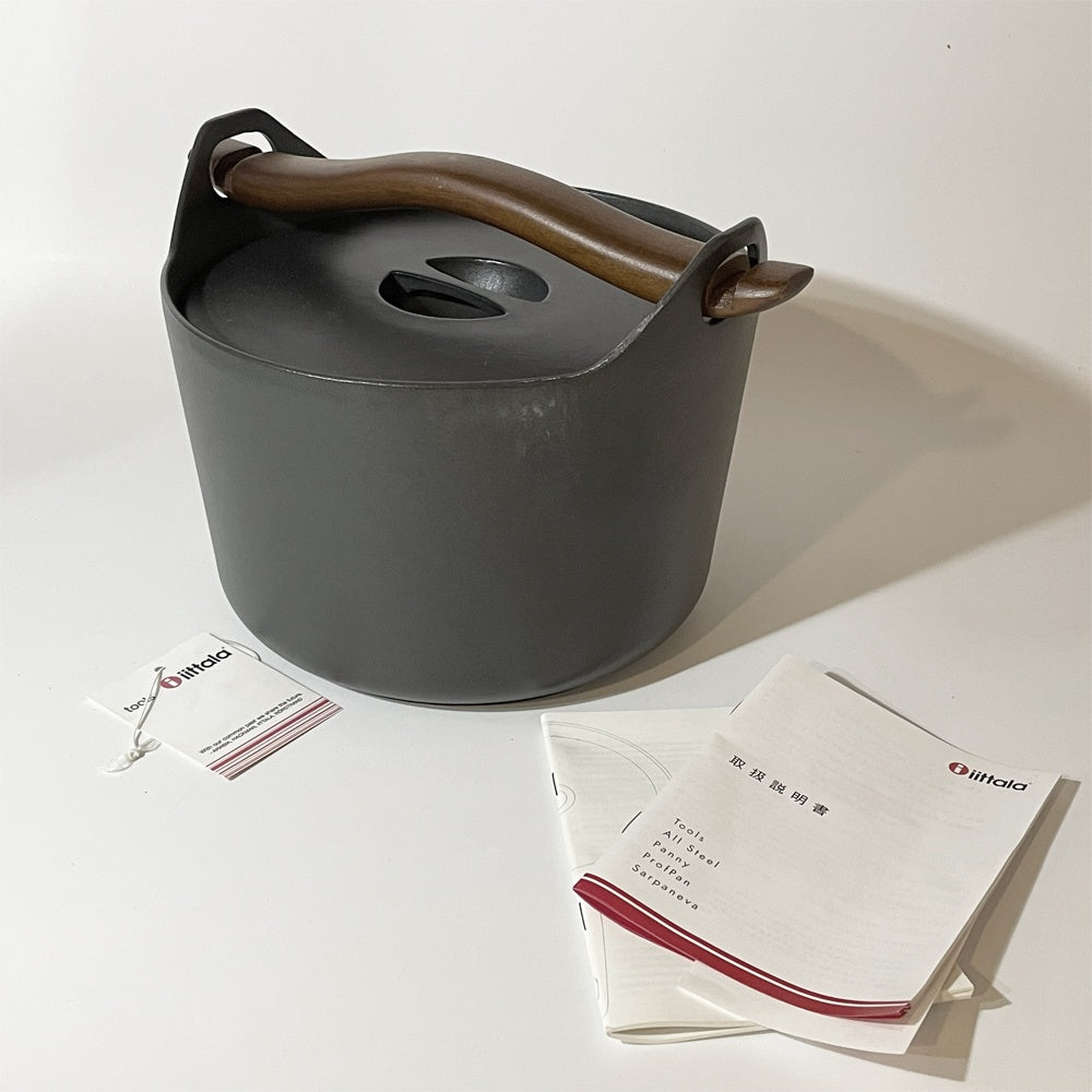 イッタラ iittala サルパネヴァ Sarpaneva キャセロール 鍋 ティモ・サルパネヴァ 3.0リットル 天然木持手 鋳鉄 ホーロー 琺瑯★