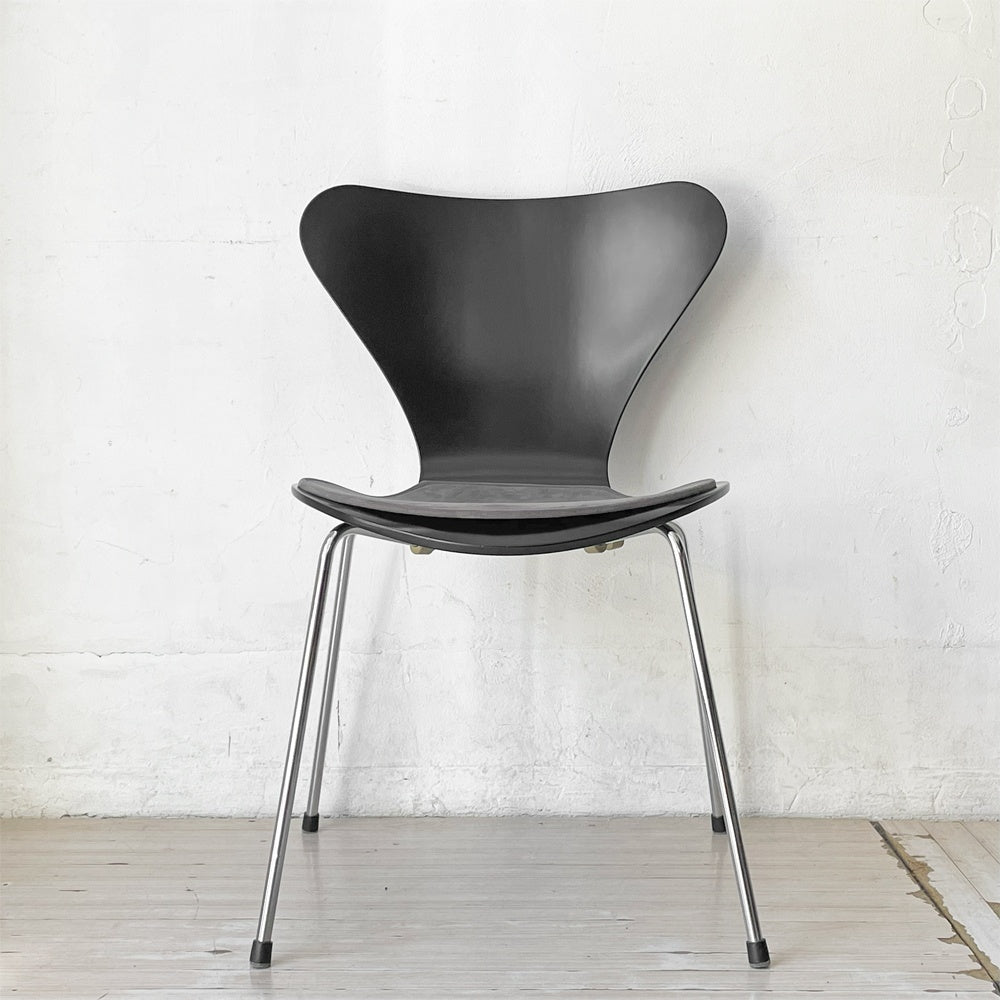 フリッツハンセン Fritz Hansen セブンチェア ダイニングチェア ブラック ラッカー再塗装 アルネ・ヤコブセン デンマーク スタッキングチェア 北欧家具 MIONETTA社製シートパッド付き ★
