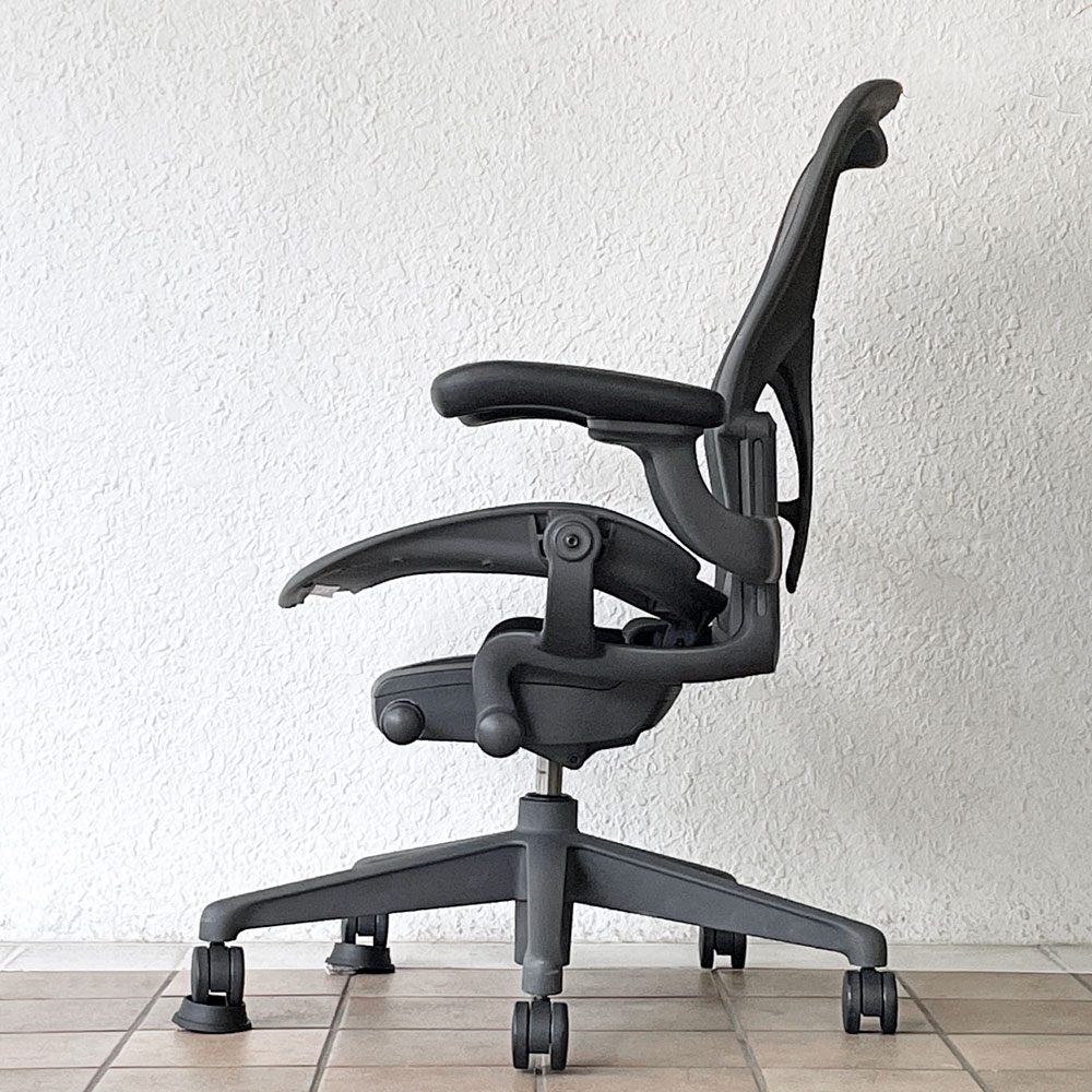 ハーマンミラー Herman Miller アーロンチェア デスクチェア リマスタード ライト Bサイズ グラファイトベース ビル・スタンフ ＆ ドン・チャドウィック ポスチャーフィット ◇