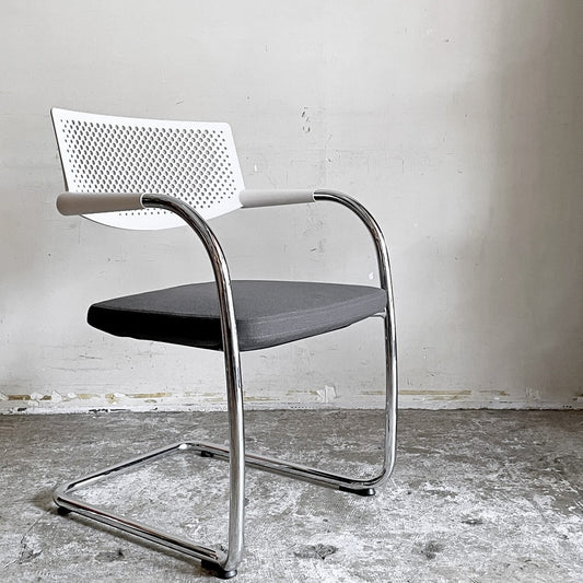 ヴィトラ vitra ビザビ2 Visavis2 アームチェア デスクチェア ホワイト/グレー系 カンティレバー スタッキング可能 アントニオ・チッテリオ A ■