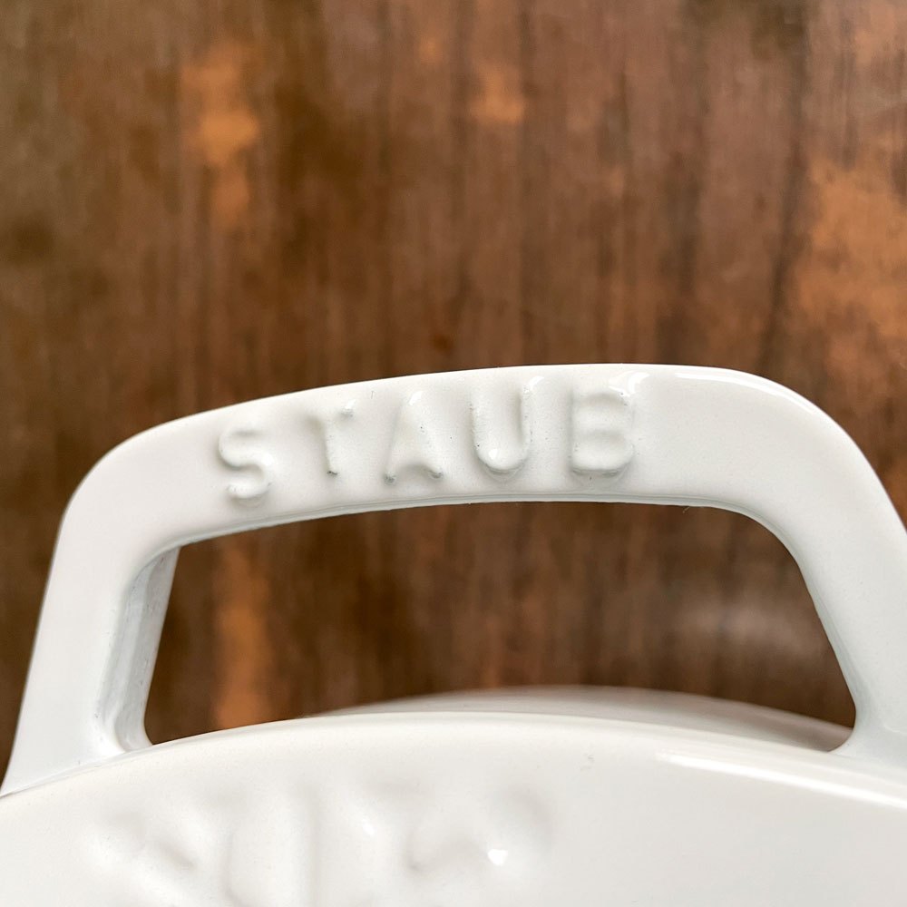 ストウブ STAUB スノークリスタル ココット 両手鍋 ホワイト 24cm 鋳物 キャセロール ガス オーブン IH対応 フランス プロテクター付き♪