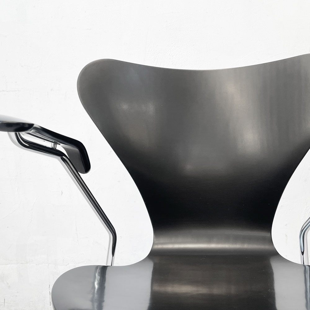 フリッツハンセン Fritz Hansen 3207 セブンチェア アームチェア ラッカー ブラック アルネ ヤコブセン 北欧家具 参考価格￥146,080 - ★
