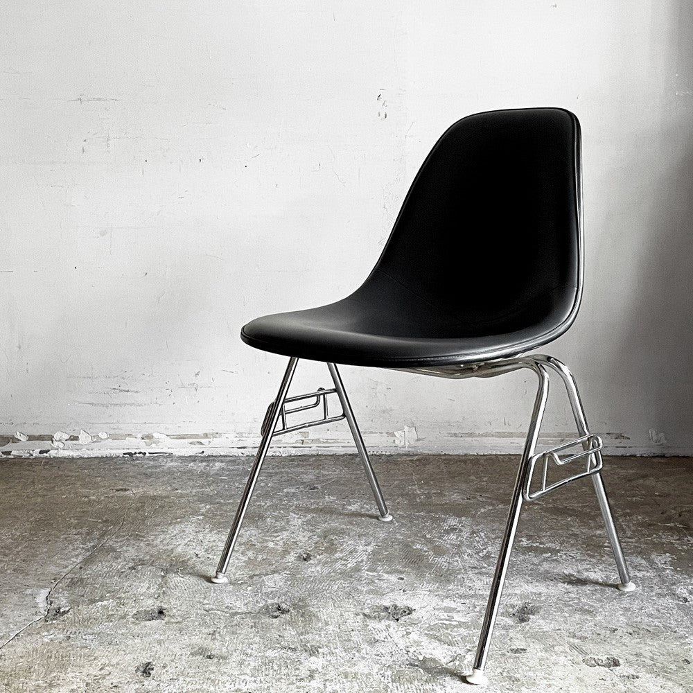 ハーマンミラー Herman Miller モダンファニチャーセールス サイドシェルチェア FRP製 ナウガレザー ワイドマウント スタッキングベース ダークグレー×パーチメント C&R イームズ ビンテージ ■