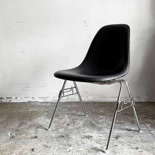 ハーマンミラー Herman Miller モダンファニチャーセールス サイドシェルチェア FRP製 ナウガレザー ワイドマウント スタッキングベース ダークグレー×パーチメント C&R イームズ ビンテージ ■