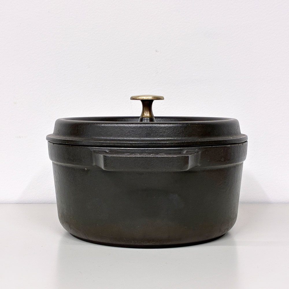 ストウブ STAUB ピコ ココット ラウンド 両手鍋 ブラック 22cm 鋳物 キャセロール ガス オーブン IH対応 フランス ◎
