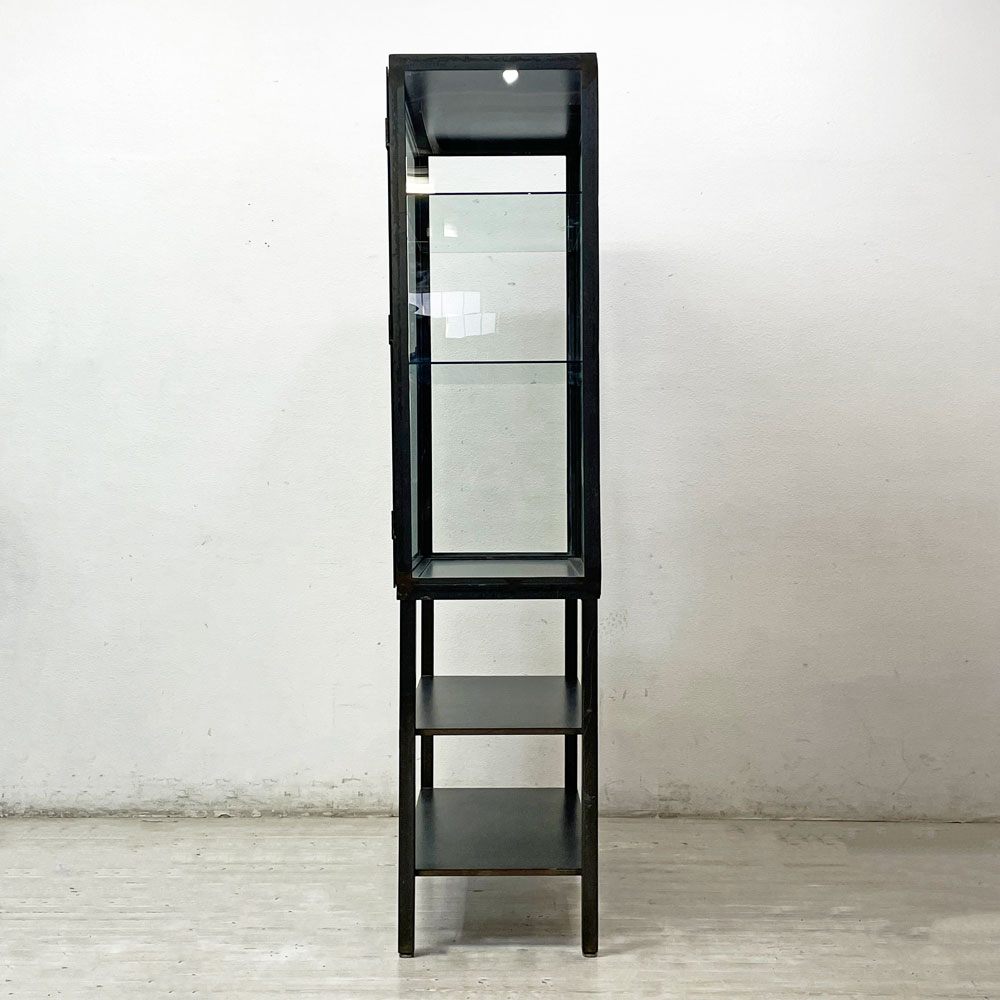 KNF Neille Olson HOME&GARDEN アイアン ガラスキャビネット ディスプレイケース 棚板高さ調節可能 アジャスター付き ●