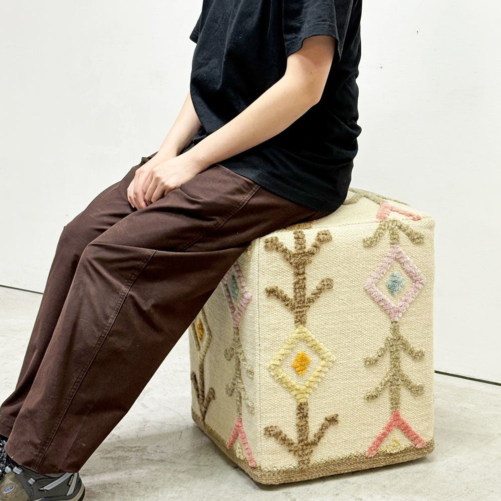 MAT The Basics プフ poufs インド製 キリム スツール 手織り 花モチーフ コンテンポラリー ●