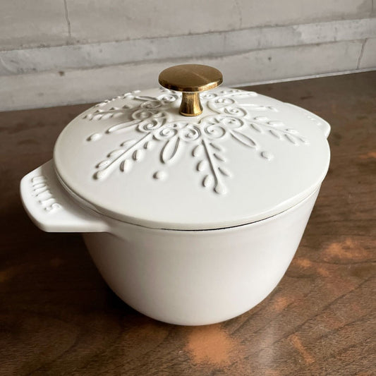 ストウブ Staub  ラ・ココット de GOHAN M 16 cm スノーフレークホワイト 両手鍋 ホーロー鍋 IH対応 鋳物 フランス製 ♪