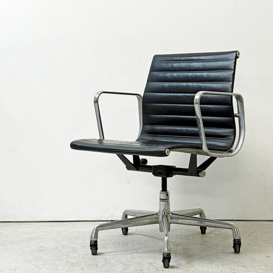 ハーマンミラー Herman Miller アルミナムグループ マネジメントチェア 本革 ブラック 回転式昇降 5本脚 キャスター付 C&R イームズ ●